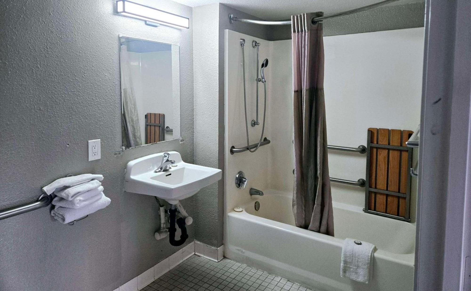 Park Inn By Radisson, Tracy Exterior photo