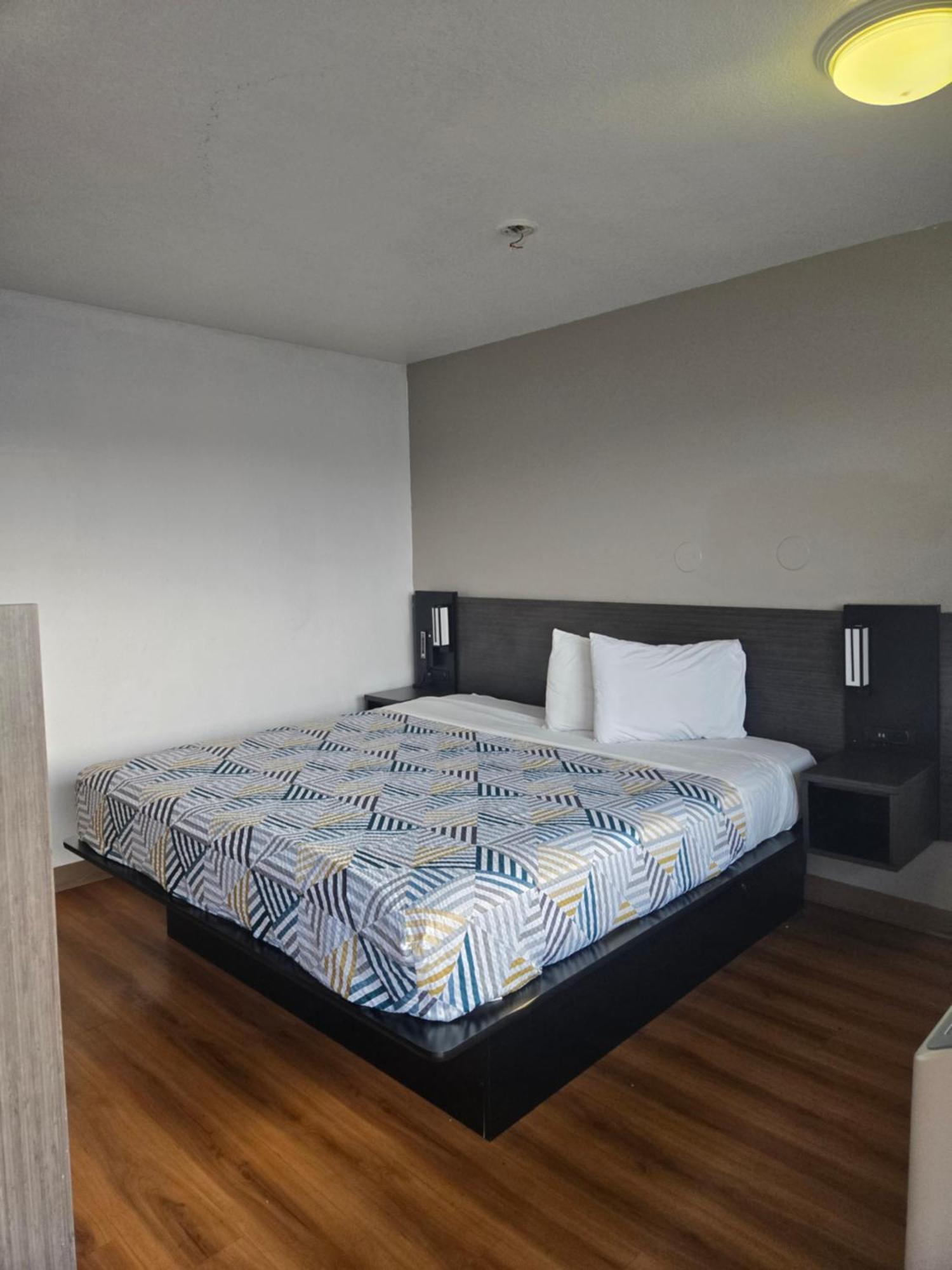 Park Inn By Radisson, Tracy Exterior photo